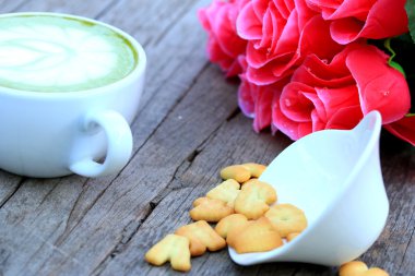 Yeşil çay süt ve yapay çiçekler.