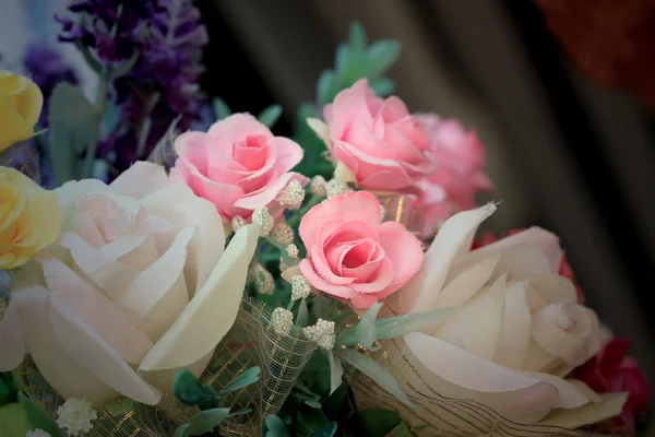 Hermosas rosas vintage de flores artificiales — Foto de Stock