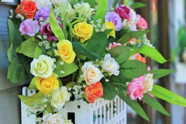 Schöne alte Rosen mit künstlichen Blumen — Stockfoto