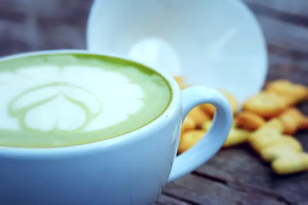 Chá verde com leite e biscoitos . — Fotografia de Stock