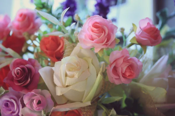 Belas rosas vintage de flores artificiais — Fotografia de Stock