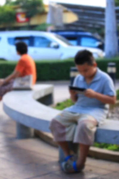 Borrosa usando el teléfono inteligente —  Fotos de Stock