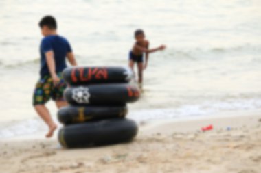 Sahilde bulanık insanlar