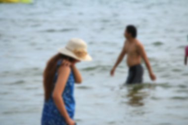 Sahilde bulanık insanlar