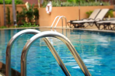 Merdivenli yüzme havuzu