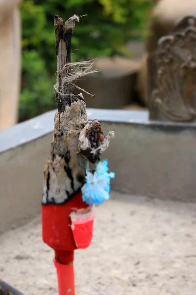 Paus de incenso queimando no templo — Fotografia de Stock