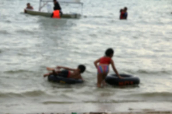 Personas borrosas en la playa —  Fotos de Stock