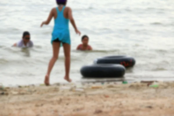 Pessoas desfocadas na praia — Fotografia de Stock