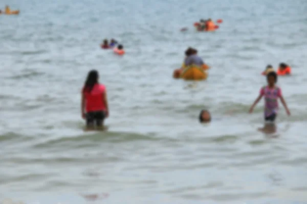 Niewyraźne ludzi na plaży — Zdjęcie stockowe