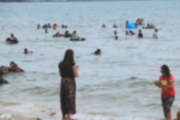 Pessoas desfocadas na praia — Fotografia de Stock