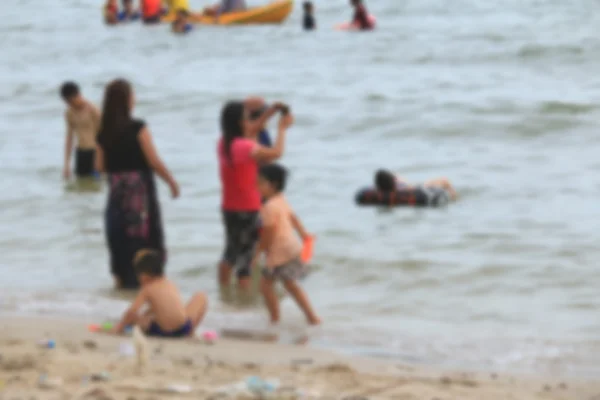 Suddiga människor på stranden — Stockfoto