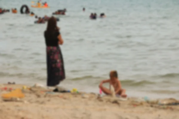 Personas borrosas en la playa —  Fotos de Stock