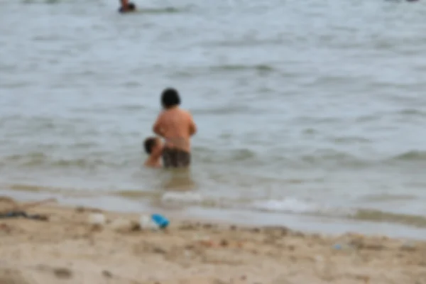 Pessoas desfocadas na praia — Fotografia de Stock