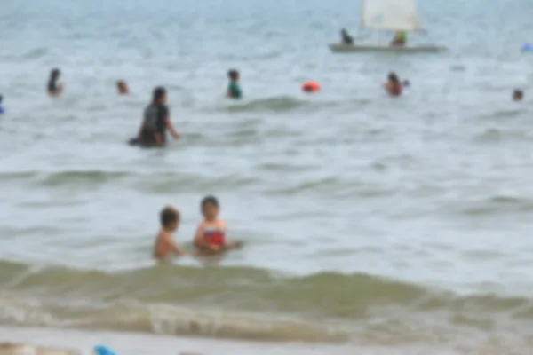 Wazig mensen op het strand — Stockfoto