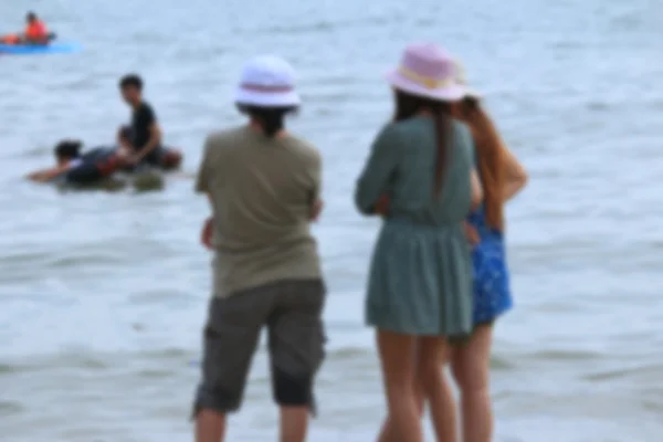 Personas borrosas en la playa —  Fotos de Stock