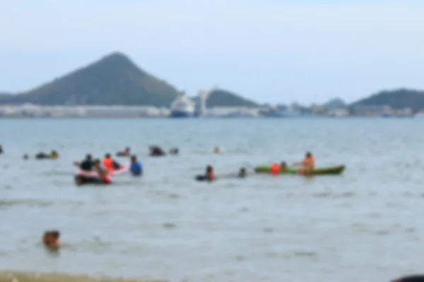 Pessoas desfocadas na praia — Fotografia de Stock