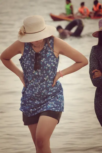 Personas borrosas en la playa — Foto de Stock