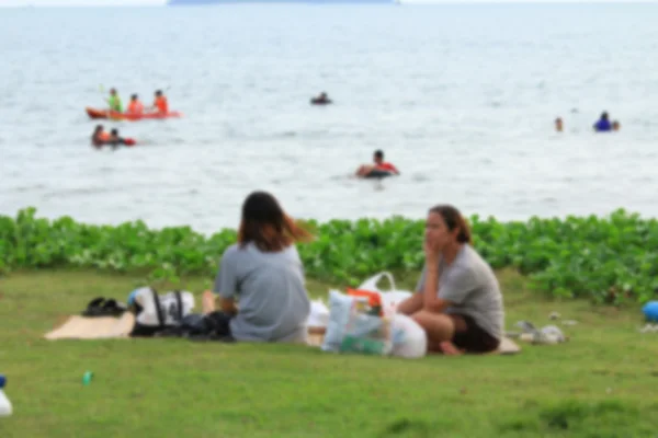 Brouillé les gens sur la plage — Photo