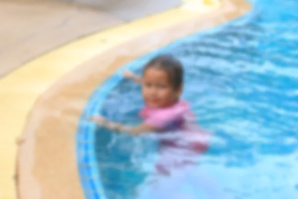 Blurrred osób pływanie w basenie. — Zdjęcie stockowe