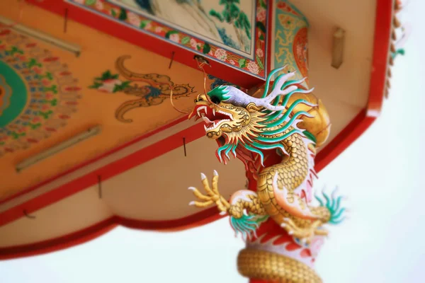 Dragon standbeeld op dak — Stockfoto