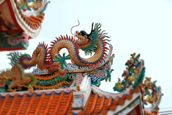 Dragon statue on roof — Stock Photo, Image