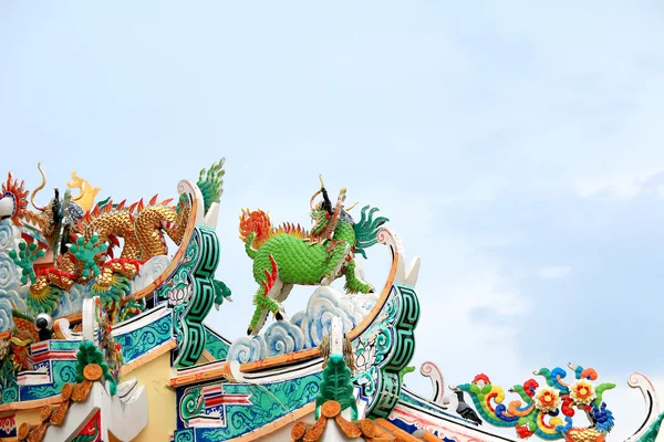 Estátua de dragão no telhado — Fotografia de Stock