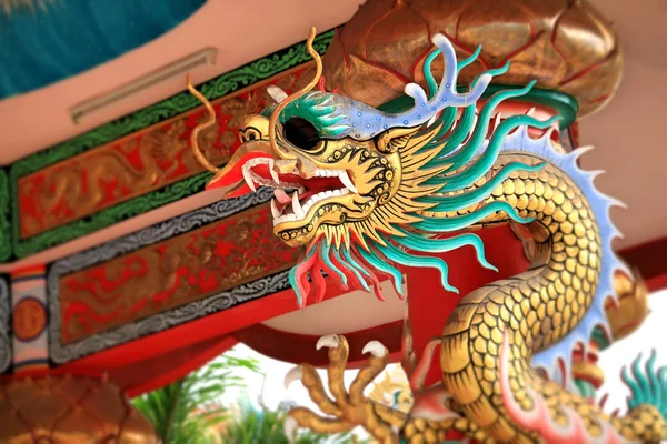 Dragon statue on roof — Stock Photo, Image