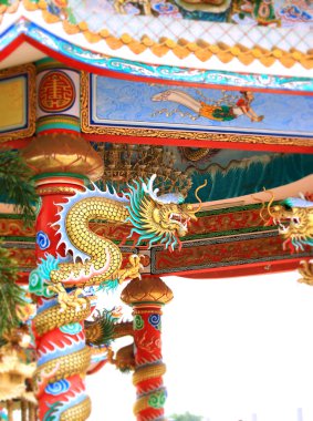 Ejderha heykeli çatı üzerinde