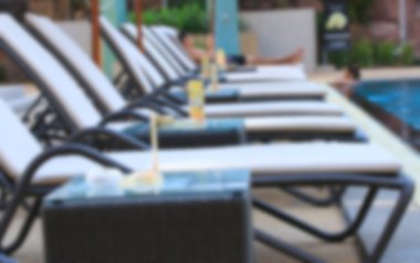 Merdivenli yüzme havuzu