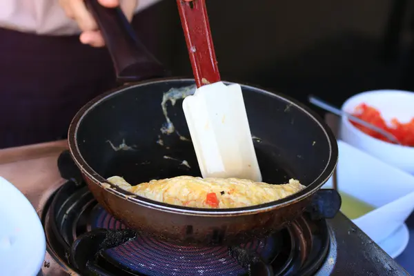 Faire des rouleaux d'œufs — Photo