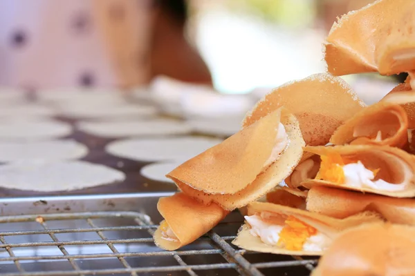 Primer plano de panqueque crujiente tailandés - crepes crema — Foto de Stock