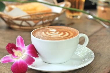 Vintage latte sanat kahve ve pembe orkide