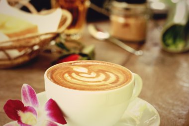 Vintage latte sanat kahve ve pembe orkide