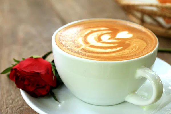 Винтажный кофе латте и красная роза — стоковое фото