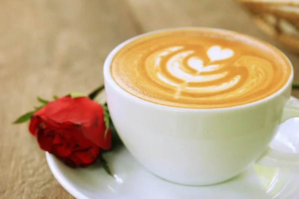 Café vintage latte art et rose rouge — Photo