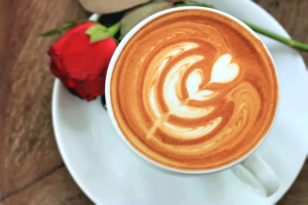 Vintage latte sanat kahve ve kırmızı gül — Stok fotoğraf