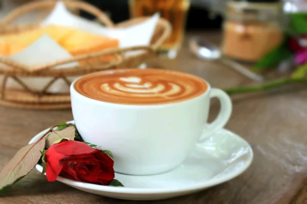 Starodawny sztuka kawa i czerwona róża — Zdjęcie stockowe