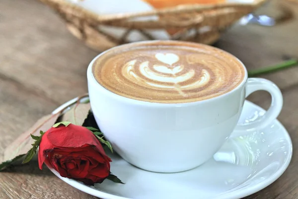 Starodawny sztuka kawa i czerwona róża — Zdjęcie stockowe