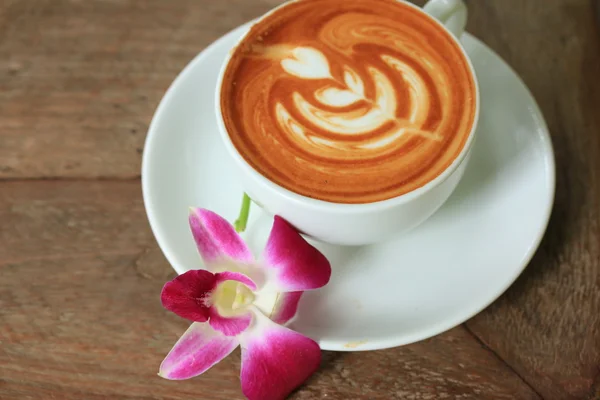 Café vintage latte art et orchidée rose — Photo