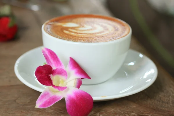 Café de arte de latte vintage e orquídea rosa — Fotografia de Stock