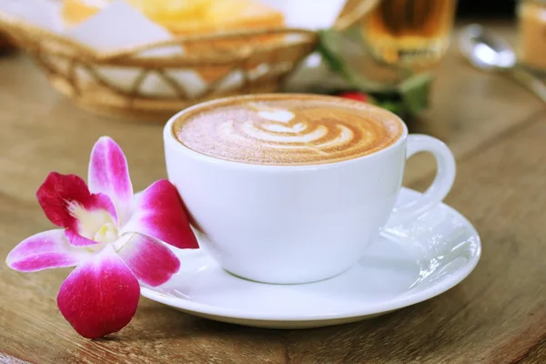 Café vintage latte art et orchidée rose — Photo