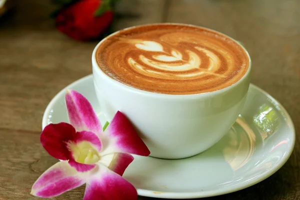 Vintage latte sanat kahve ve pembe orkide — Stok fotoğraf