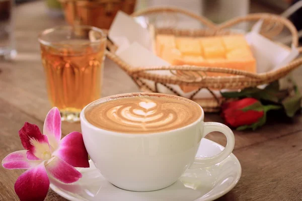 Café vintage latte art et orchidée rose — Photo