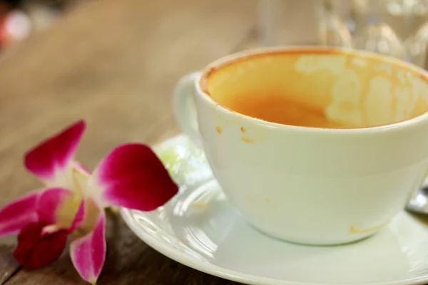 Picie kawy vintage i różowe kwiaty — Zdjęcie stockowe