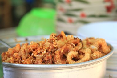 Kızarmış domuz deri ve sarımsak