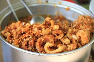 Kızarmış domuz deri ve sarımsak