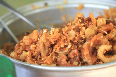 Kızarmış domuz deri ve sarımsak