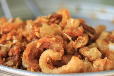 Kızarmış domuz deri ve sarımsak