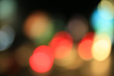 Geceleri şehirde bulanık bir araba sürüsü.