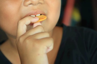 çocuklara muhallebi ve krema ile tepesinde tost yemek.